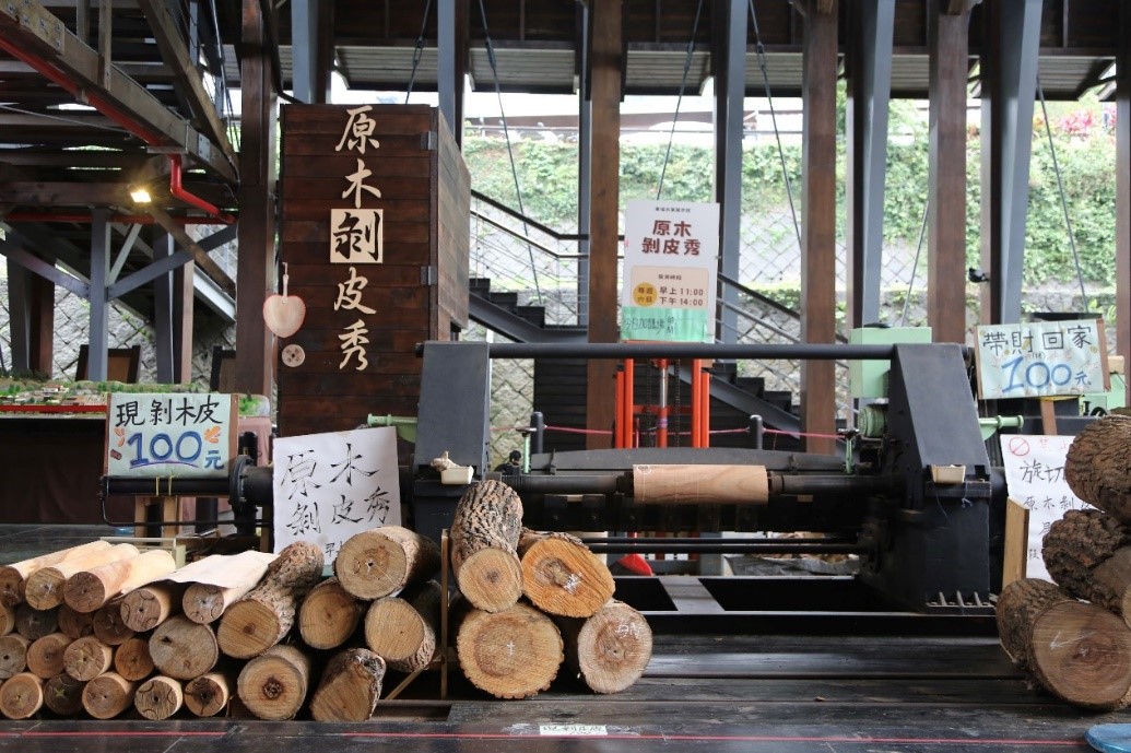 原木剝皮秀-再造歷史現場-再現木業文化