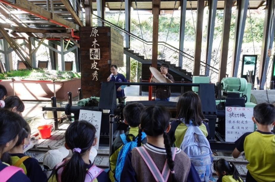 原木剝皮秀-再造歷史現場-再現木業文化